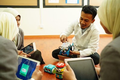 QIIS students learning robotics and technology