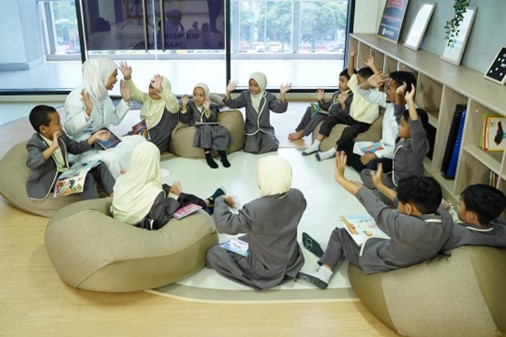QIIS students learning together